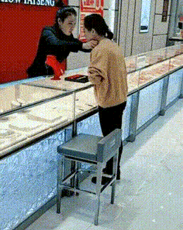 搞笑GIF趣图：人民币玩家<strong></p>
<p>趣币</strong>，惹不起，惹不起