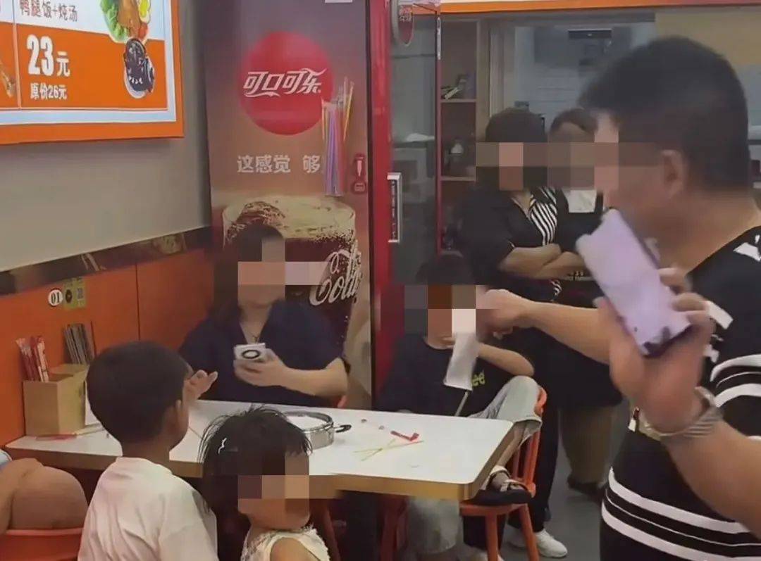 郑州“续面事件”面馆关门<strong></p>
<p>美股毛票</strong>，老板引争议后致歉！快评：切忌“过早站队”，更不该“按键伤人”