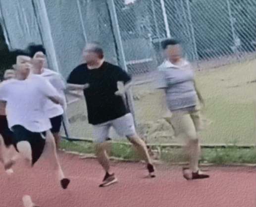 广东一老人散步故意肘击跑步学生引热议<strong></p>
<p>美股毛票</strong>，律师称涉嫌故意伤害