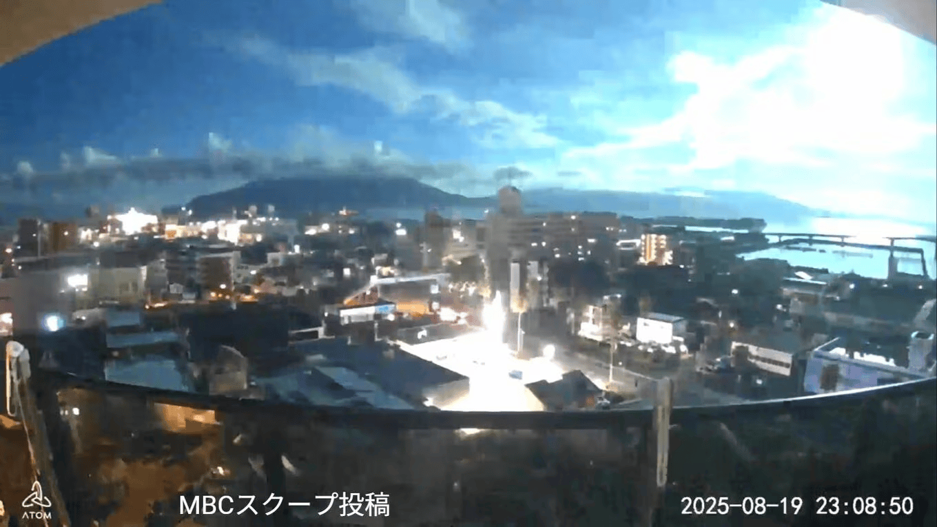 日本上空出现神秘“大火球”<strong></p>
<p>美股mo</strong>，瞬间照亮夜空，伴随爆炸声