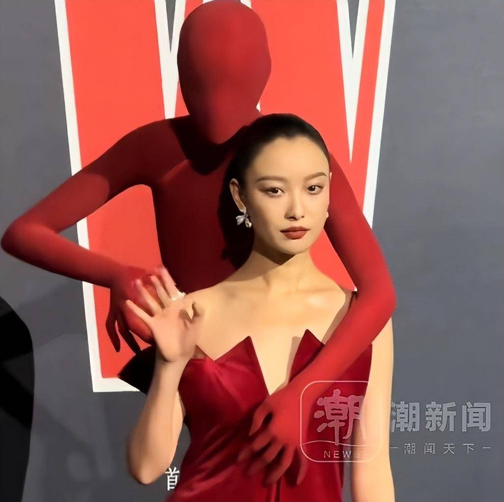 “倪妮背布洛芬走红毯”冲上热搜<strong></p>
<p>美股mo</strong>，调侃“他叫小帅，我是小美”！宋佳贴心给“小帅”戴墨镜