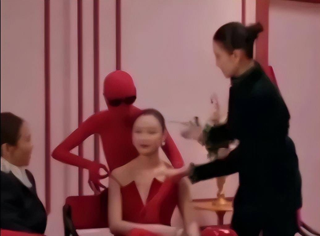 “倪妮背布洛芬走红毯”冲上热搜<strong></p>
<p>美股mo</strong>，调侃“他叫小帅，我是小美”！宋佳贴心给“小帅”戴墨镜