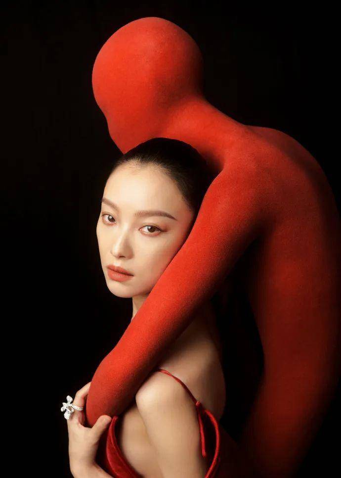 “倪妮背布洛芬走红毯”冲上热搜<strong></p>
<p>美股mo</strong>，调侃“他叫小帅，我是小美”！宋佳贴心给“小帅”戴墨镜