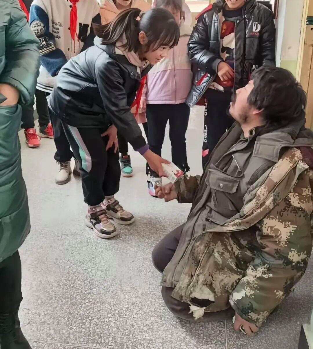 遗憾！受拾荒者资助感动全网女孩意外去世<strong></p>
<p>美股pg</strong>，此前两人相见泪流满面感动全网