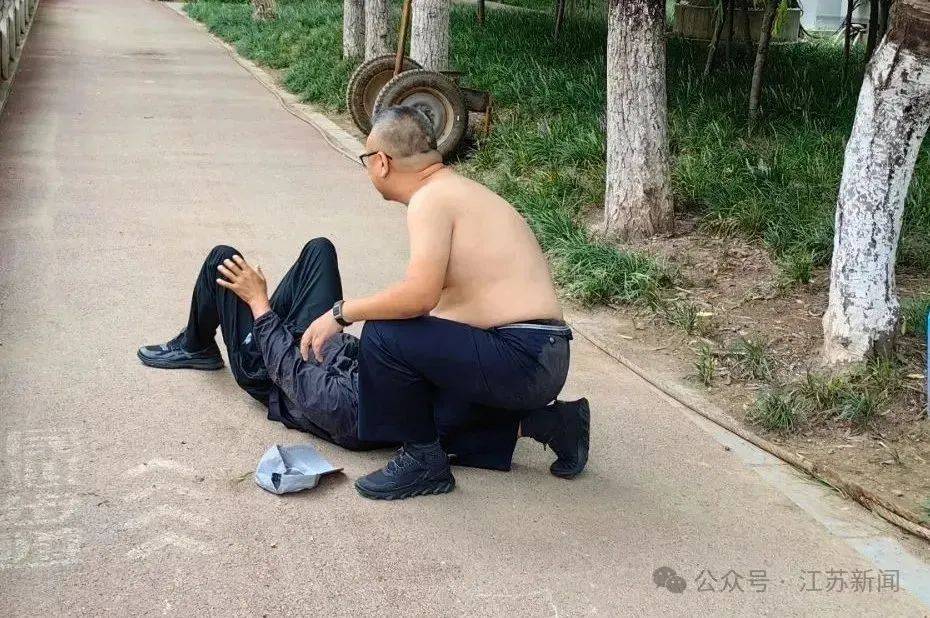 石家庄一公安局副局长“赤膊上阵”<strong></p>
<p>美股</strong>，扑倒诈骗分子