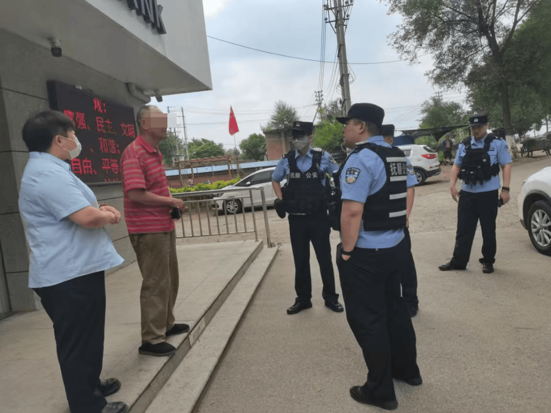 男子携7张定期存单要提前取款<strong></p>
<p>momo美股</strong>，银行柜员发现疑点……