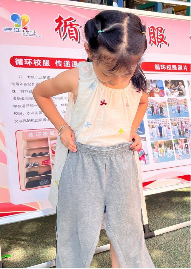 这所学校校服免费领<strong></p>
<p>美股f</strong>！网友：建议全国推广