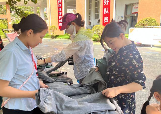 这所学校校服免费领<strong></p>
<p>美股f</strong>！网友：建议全国推广