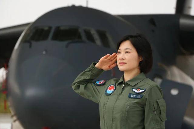 阅兵最帅女机长<strong></p>
<p>美股sbux</strong>，是她！