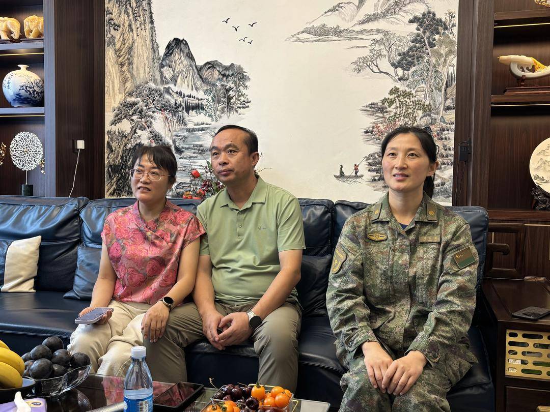 抗战胜利80周年大阅兵民兵方阵<strong></p>
<p>美股sbux</strong>，有两名女生来自无锡地区