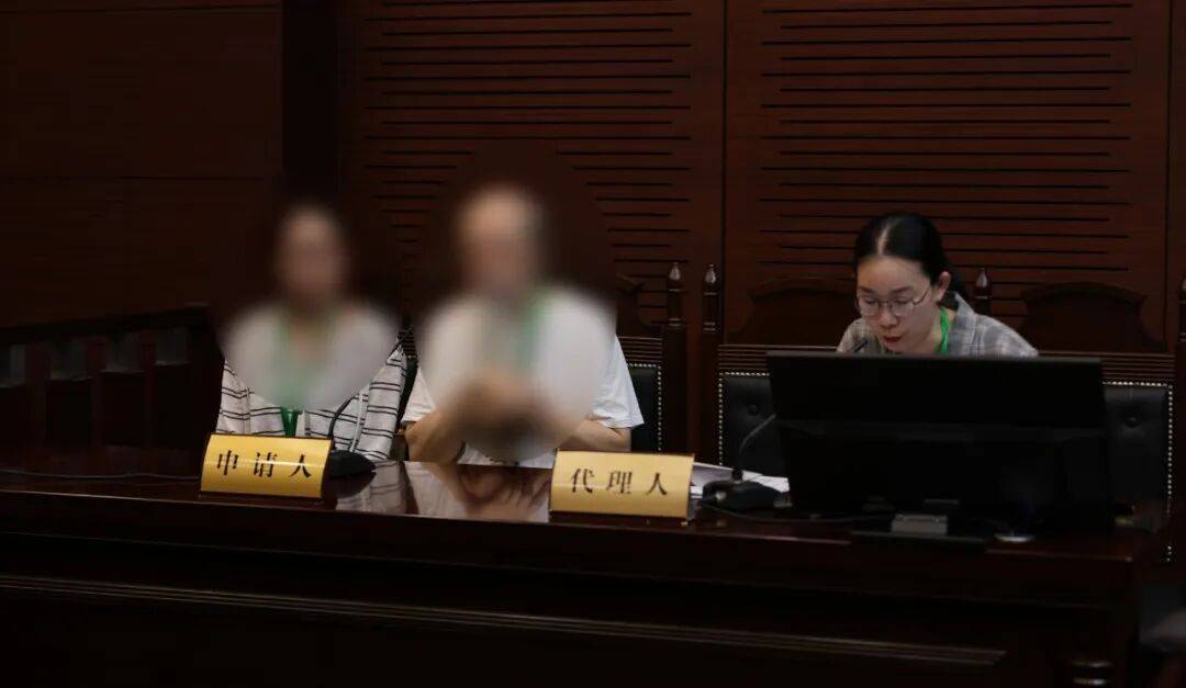 母亲病逝<strong></p>
<p>美股sbux</strong>，生父不明，留下一双女儿谁来监护？八旬外祖父诉至法院：我来！