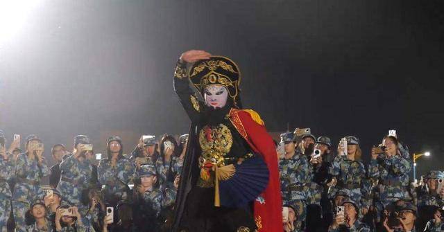 兰州大学军训期间大一女生表演川剧吐火<strong></p>
<p>tal美股</strong>，校方：学生来自东北，因个人爱好自学