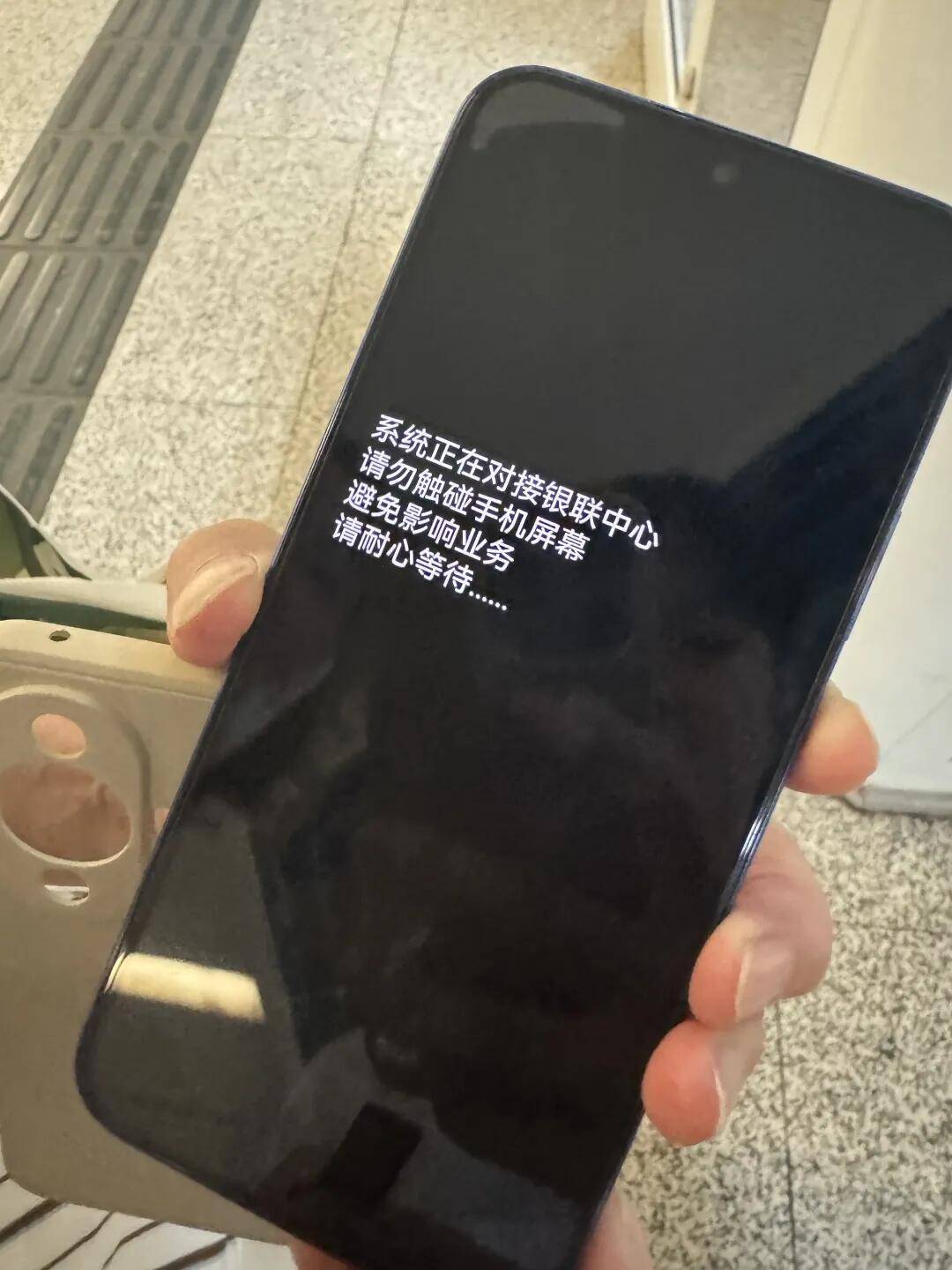一根牙签“抢”回25万元！一老年乘客手机被“黑”<strong></p>
<p>美股MU股票</strong>，地铁值班站长紧急取卡