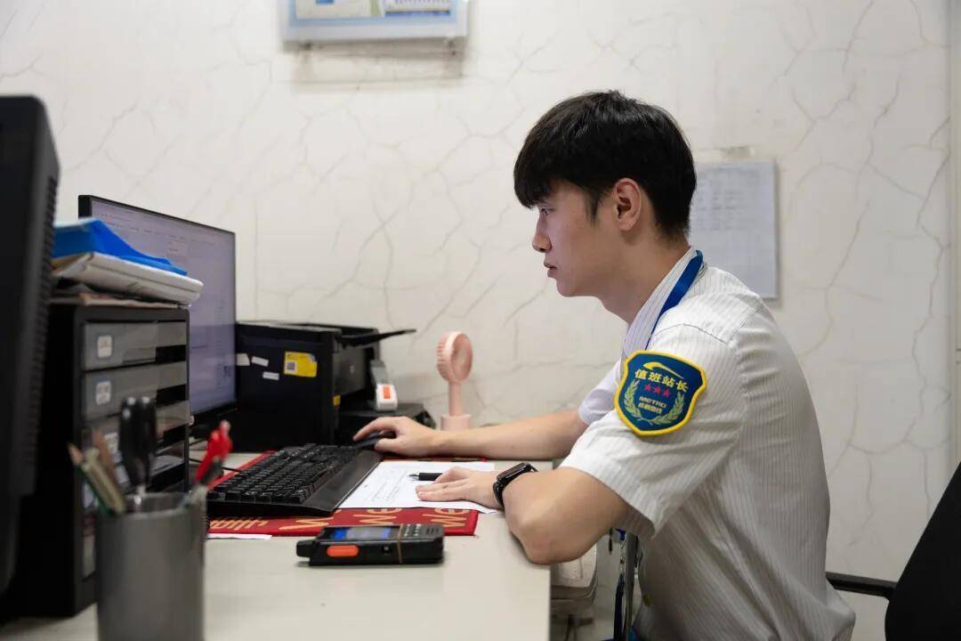 一根牙签“抢”回25万元！一老年乘客手机被“黑”<strong></p>
<p>美股MU股票</strong>，地铁值班站长紧急取卡