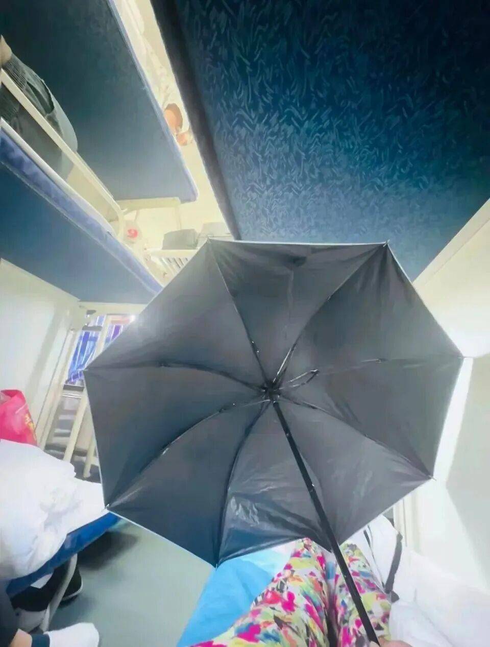 女生躺火车卧铺打伞遮隐私<strong></p>
<p>美股被高估</strong>，“过道坐着两名陌生男乘客”，12306回应