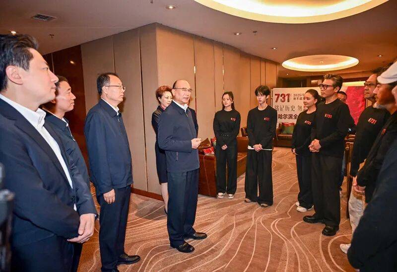 黑龙江省委书记许勤、省政协主席蓝绍敏<strong></p>
<p>美股被高估</strong>，出席《731》全球首映