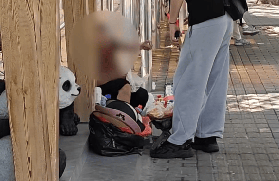 恶心！上海知名景区门口有人卖不明饮料<strong></p>
<p>美股被高估</strong>，不少游客中招，城管部门已介入调查