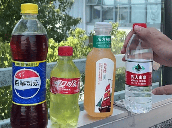 恶心！上海知名景区门口有人卖不明饮料<strong></p>
<p>美股被高估</strong>，不少游客中招，城管部门已介入调查