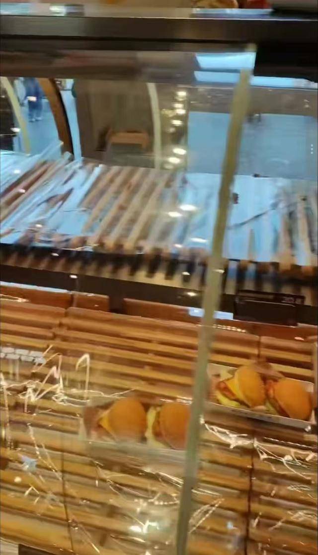 超强台风来袭<strong></p>
<p>美股</strong>，广东当地人：提醒储备3天物资较罕见