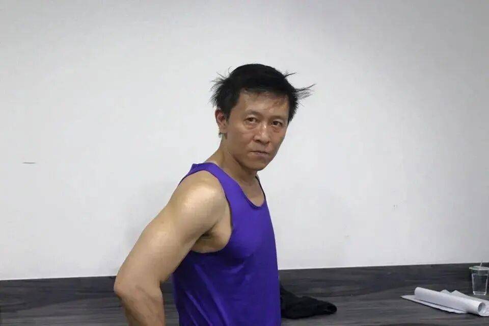 55岁演员家中猝逝<strong></p>
<p>美股</strong>，陈尸多日才被发现