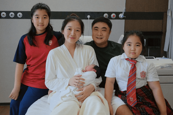 哈尔滨籍男演员三胎儿子出生<strong></p>
<p>美股怎么分析</strong>，妻子晒全家福透露生产细节