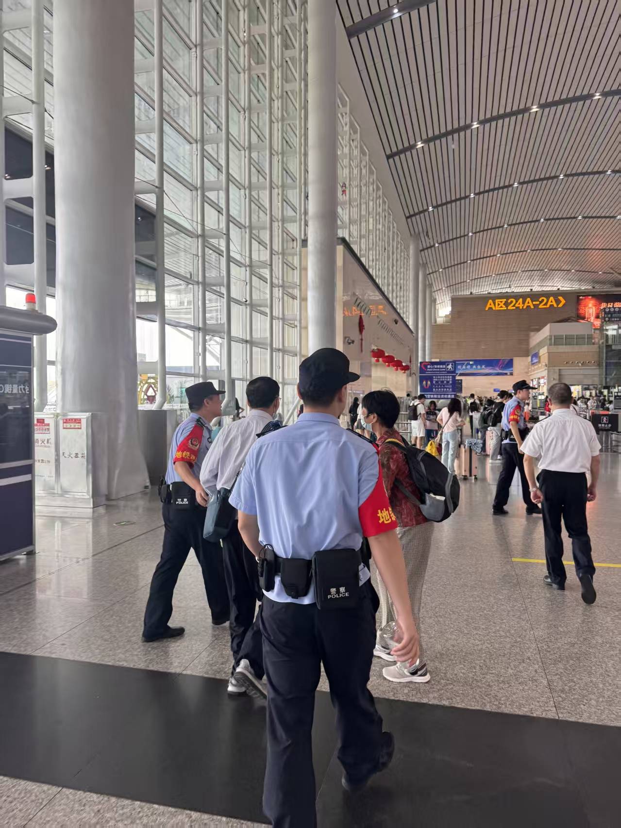 离高铁发车仅剩半小时！长沙民警接到一对海南老年夫妻求助<strong></p>
<p>美股加杠杆</strong>，一路护送其顺利进站