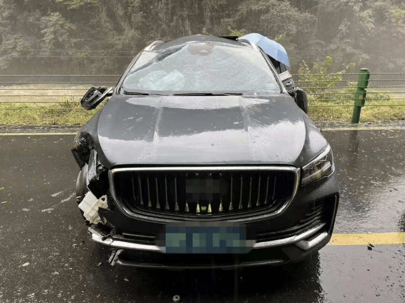 夫妻自驾游途中汽车撞上山体<strong></p>
<p>美股期权价格</strong>，湖北一途经民警为救人被车门夹断手指正接受治疗
