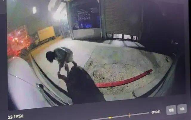 刚提的新车停路边被人放鞭炮崩损千余元<strong></p>
<p>美股期权价格</strong>，车主：因拒绝当晚挪车，20分钟后听到鞭炮声，对方还态度豪横