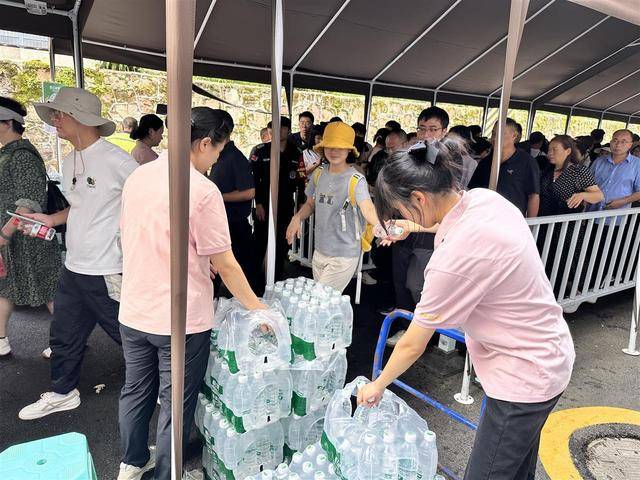 张家界国家森林公园连续3日达最高预约量<strong></p>
<p>美股期权价格</strong>，景区给游客送姜茶和月饼