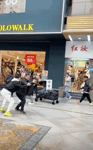 “室友天天在宿舍直播”<strong></p>
<p>美股期权价格</strong>，这届大学生的隐私无处可藏
