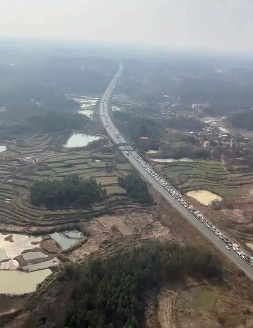 一家三口开2架飞机回老家<strong></p>
<p>美股期权价格</strong>，300公里仅用80分钟：“我带女儿开一架，妻子另开一架，油费200多元”