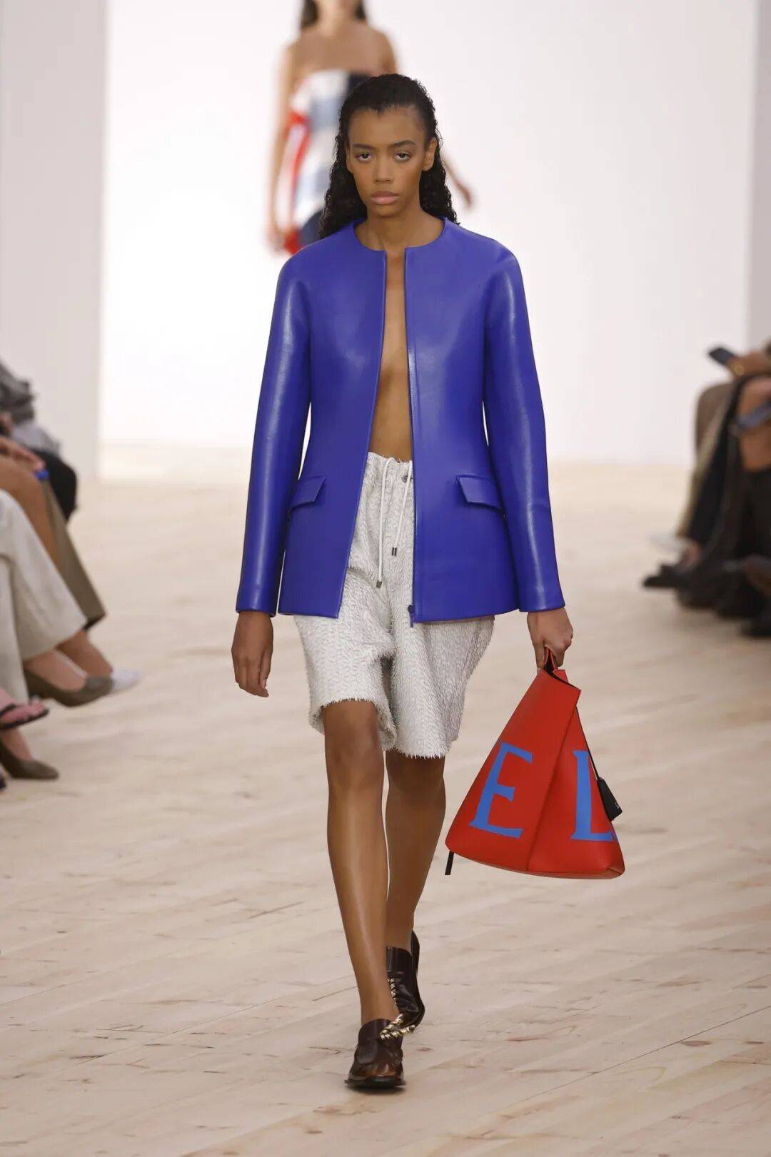 LOEWE新设计师首秀爆了<strong></p>
<p>美股期权价格</strong>，新配色太撩人！