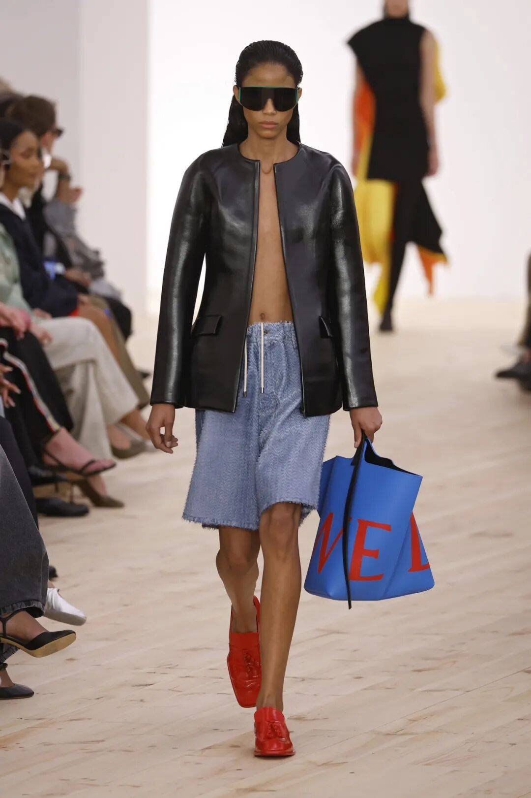 LOEWE新设计师首秀爆了<strong></p>
<p>美股期权价格</strong>，新配色太撩人！