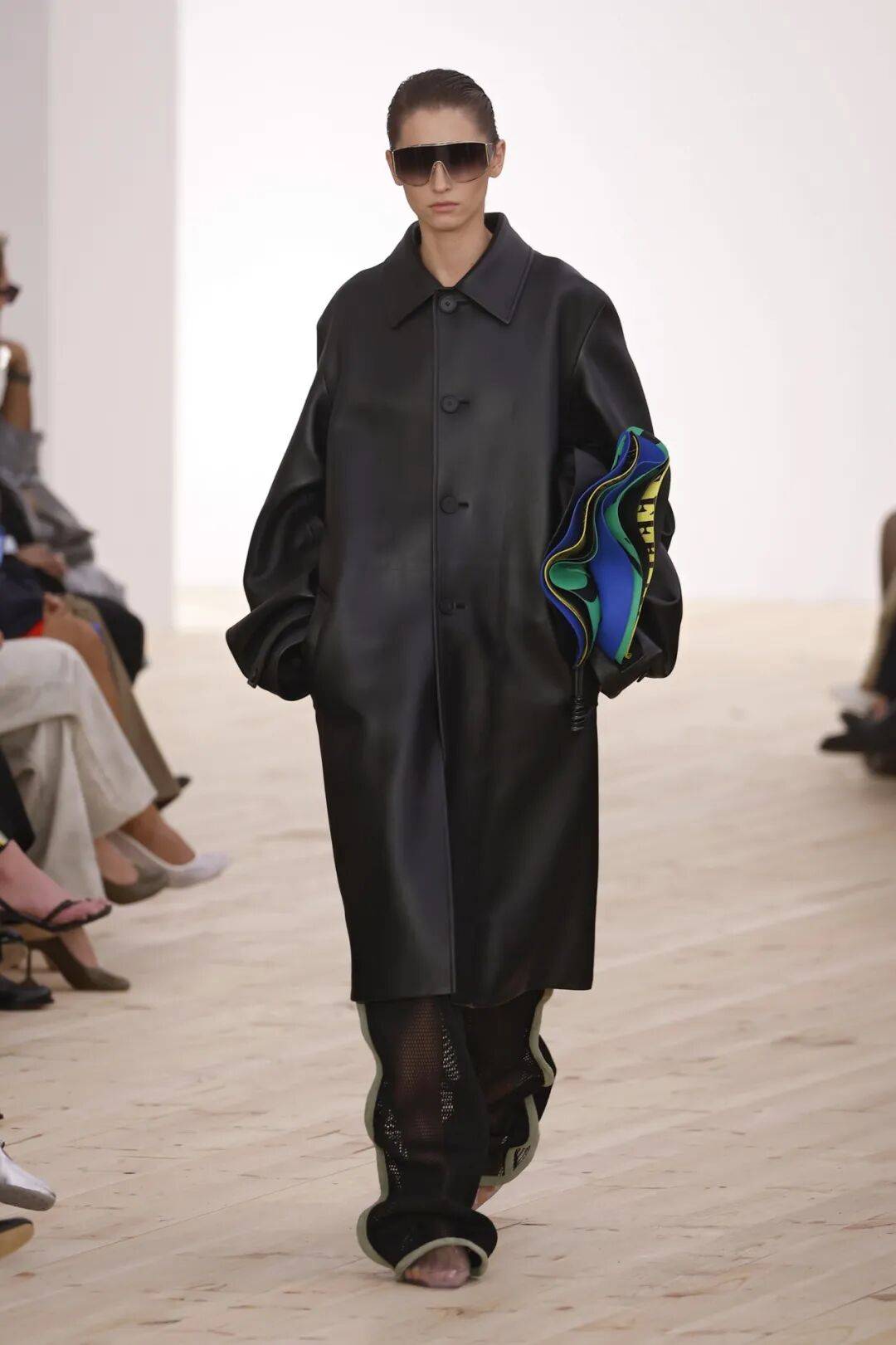 LOEWE新设计师首秀爆了<strong></p>
<p>美股期权价格</strong>，新配色太撩人！