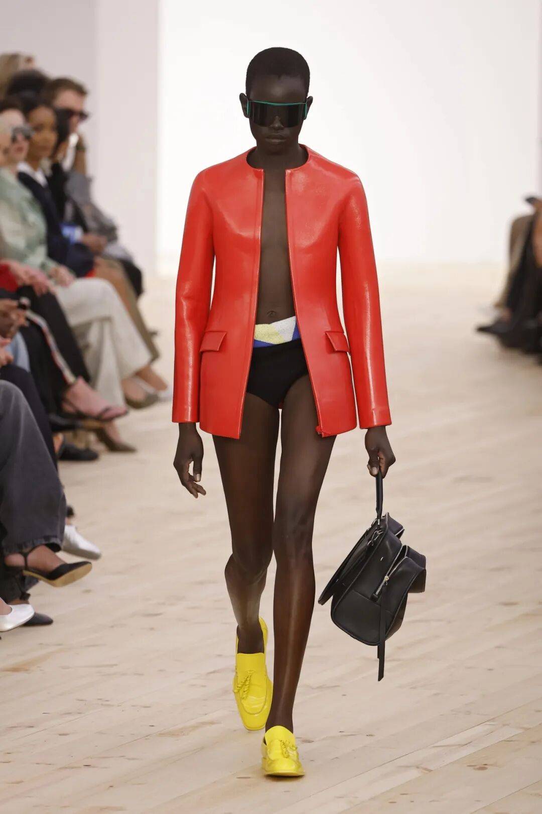 LOEWE新设计师首秀爆了<strong></p>
<p>美股期权价格</strong>，新配色太撩人！
