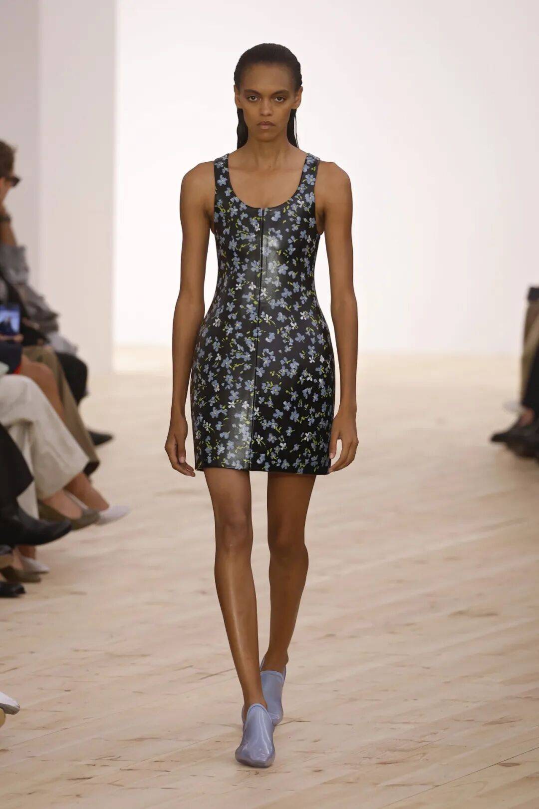 LOEWE新设计师首秀爆了<strong></p>
<p>美股期权价格</strong>，新配色太撩人！