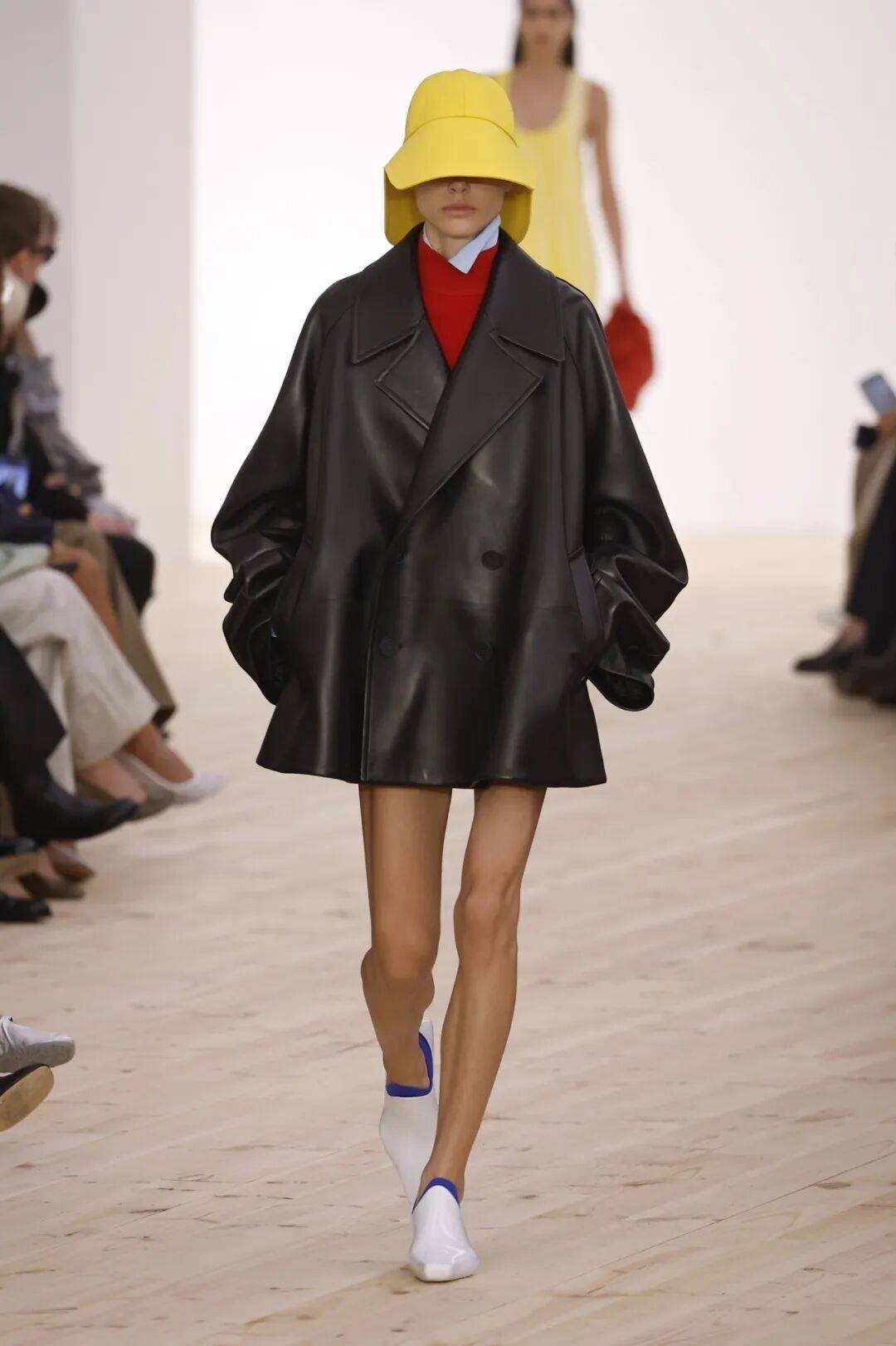 LOEWE新设计师首秀爆了<strong></p>
<p>美股期权价格</strong>，新配色太撩人！