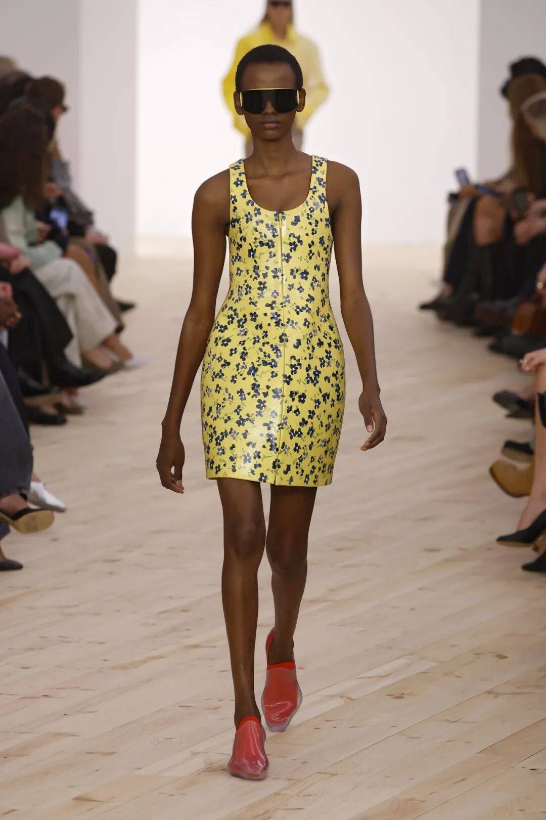 LOEWE新设计师首秀爆了<strong></p>
<p>美股期权价格</strong>，新配色太撩人！