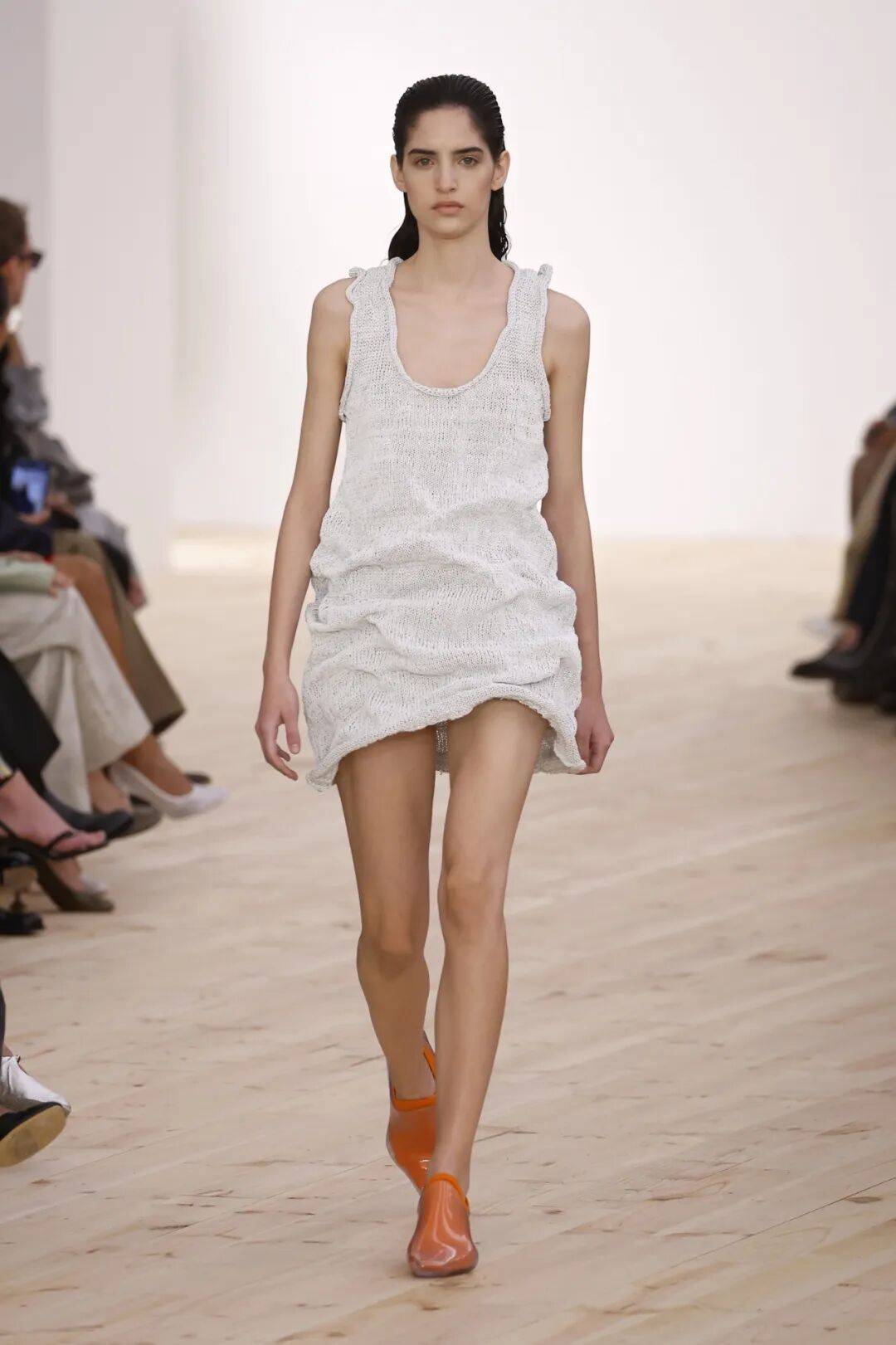 LOEWE新设计师首秀爆了<strong></p>
<p>美股期权价格</strong>，新配色太撩人！