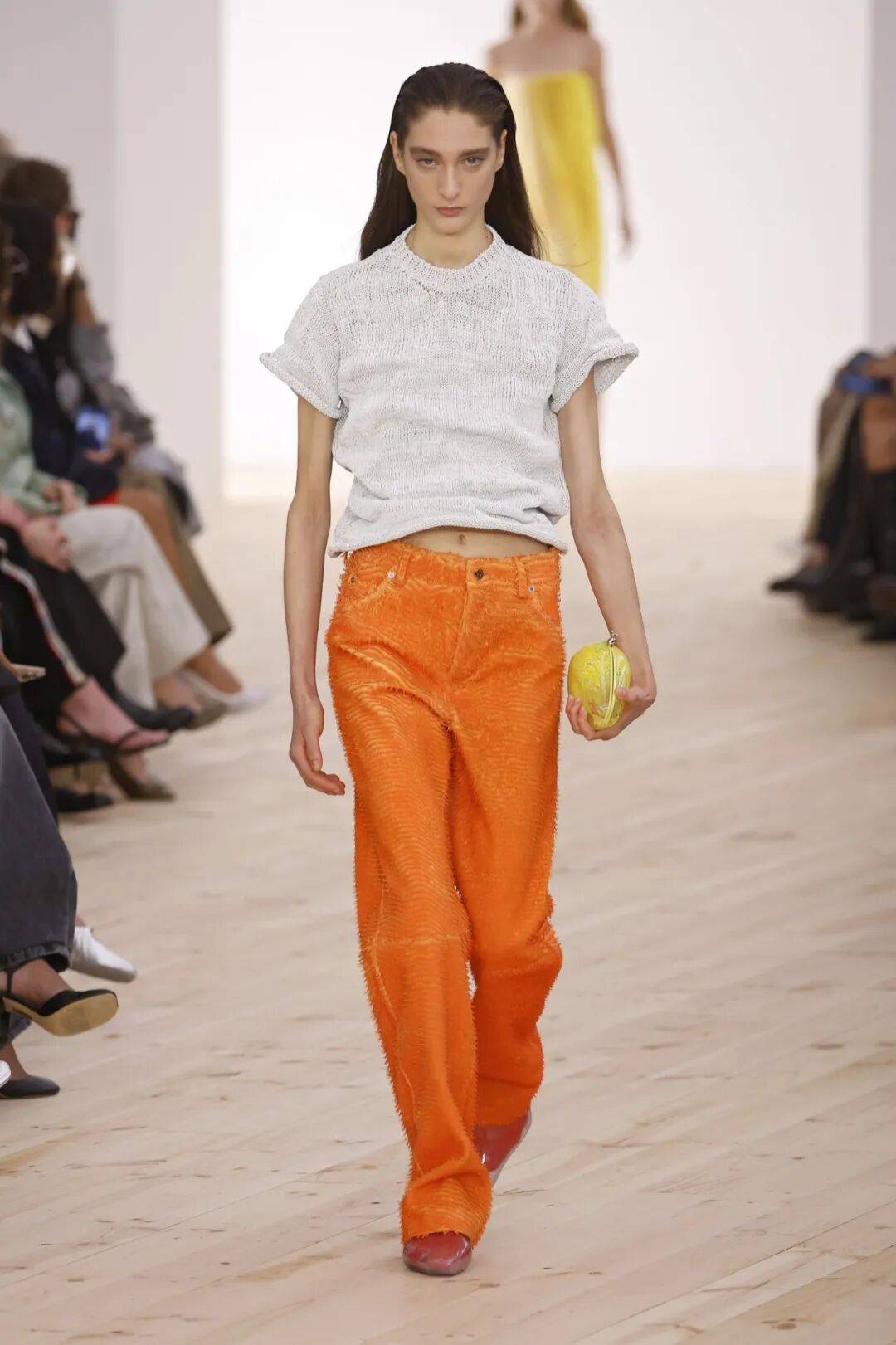 LOEWE新设计师首秀爆了<strong></p>
<p>美股期权价格</strong>，新配色太撩人！