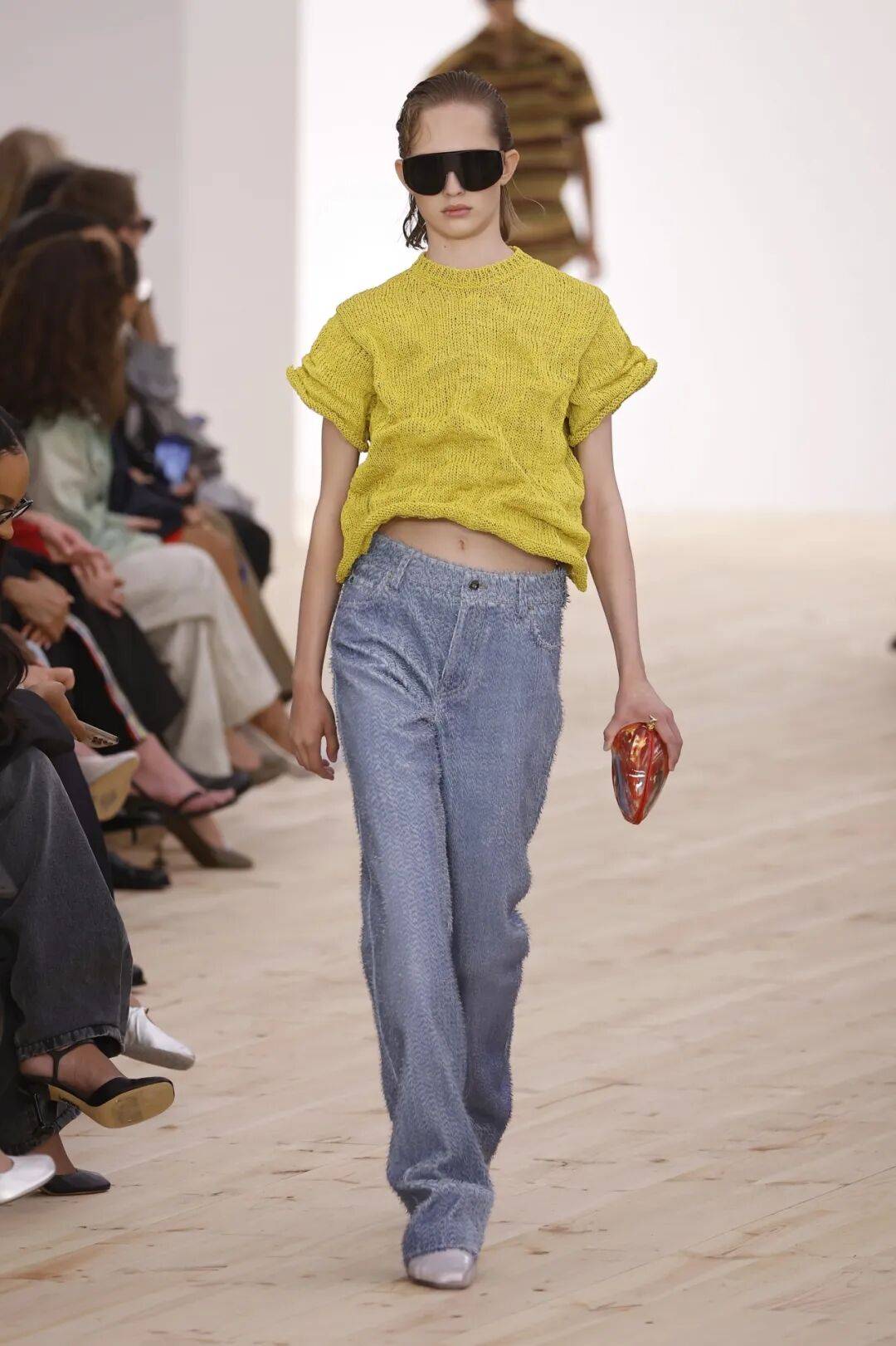 LOEWE新设计师首秀爆了<strong></p>
<p>美股期权价格</strong>，新配色太撩人！