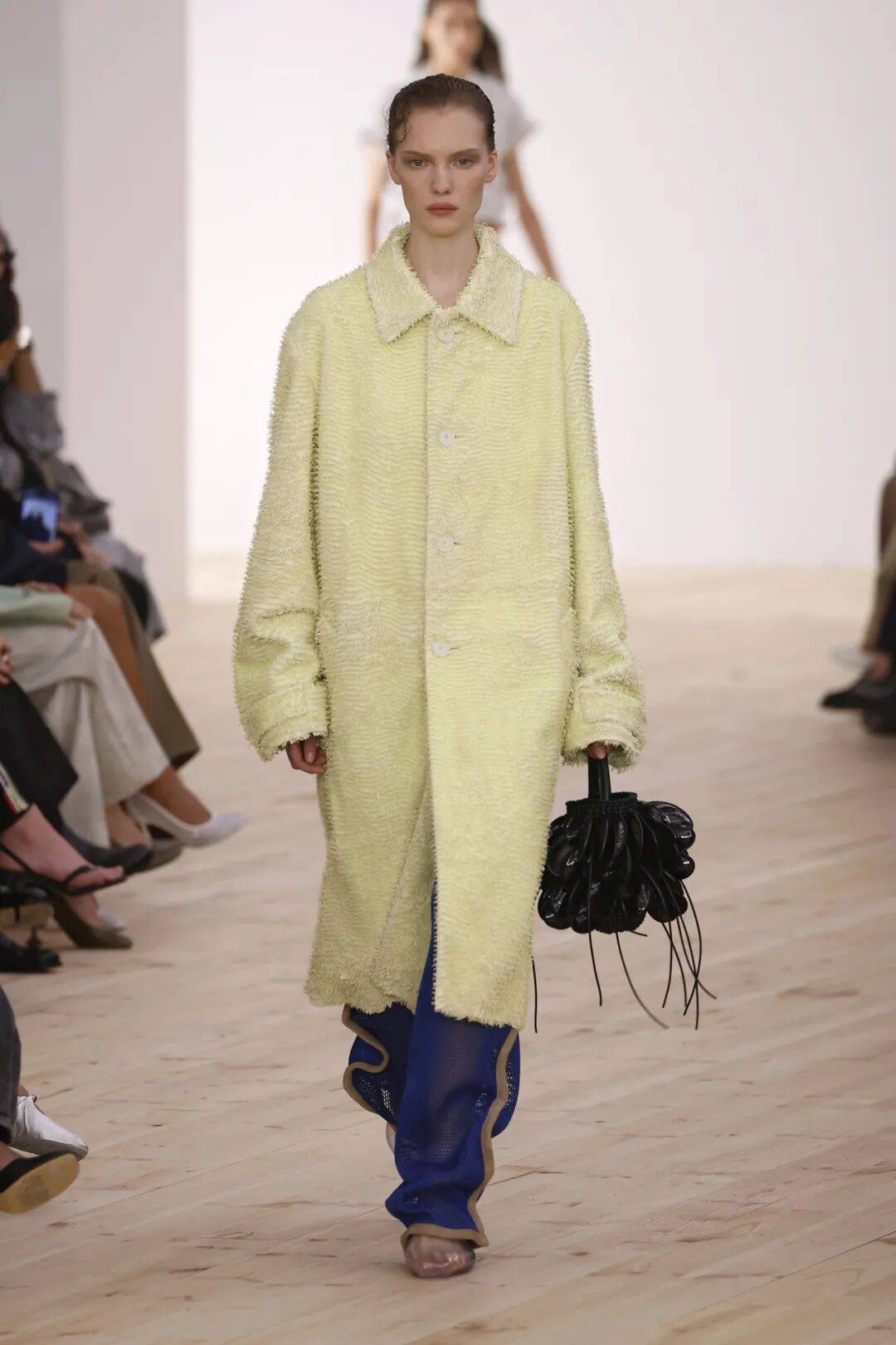 LOEWE新设计师首秀爆了<strong></p>
<p>美股期权价格</strong>，新配色太撩人！