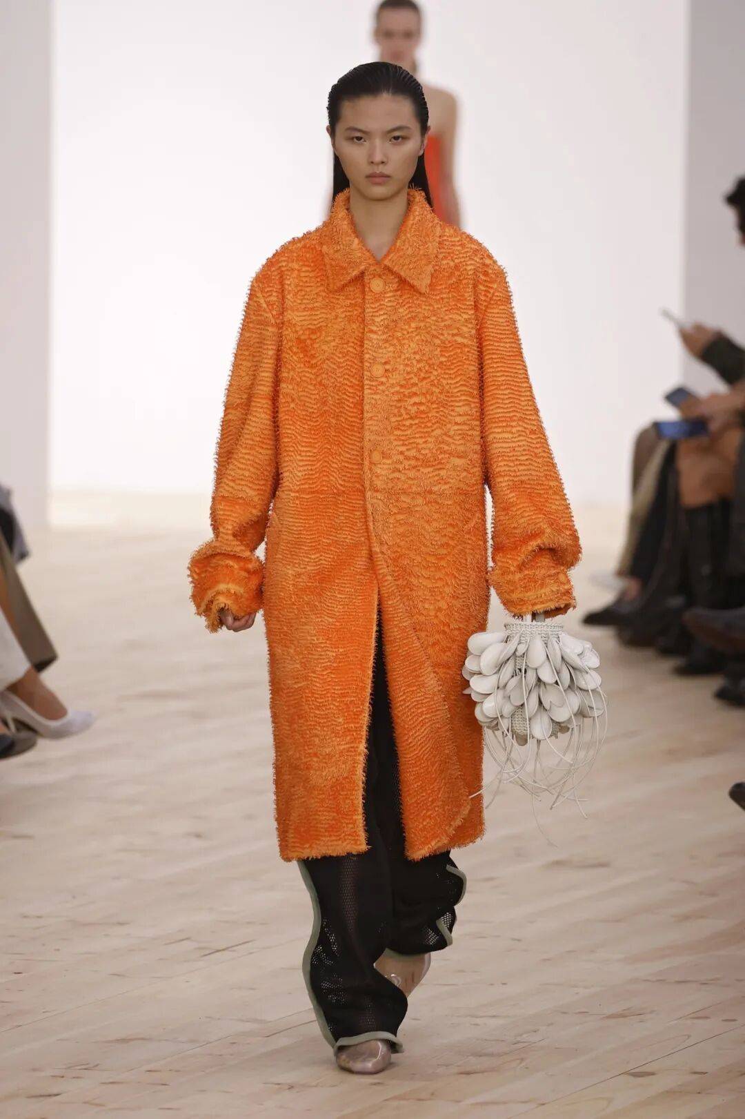 LOEWE新设计师首秀爆了<strong></p>
<p>美股期权价格</strong>，新配色太撩人！