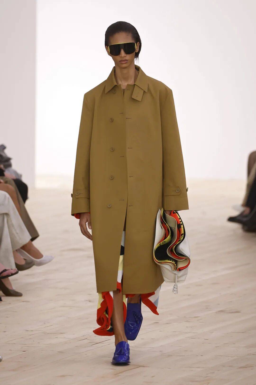 LOEWE新设计师首秀爆了<strong></p>
<p>美股期权价格</strong>，新配色太撩人！
