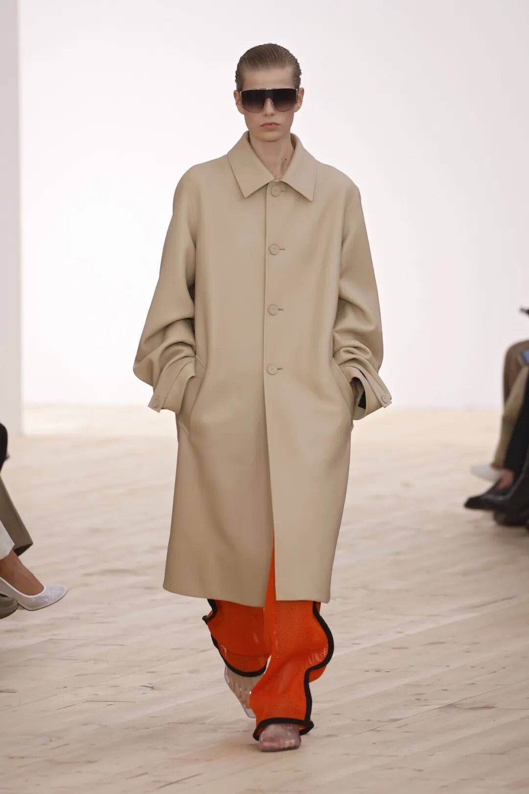 LOEWE新设计师首秀爆了<strong></p>
<p>美股期权价格</strong>，新配色太撩人！