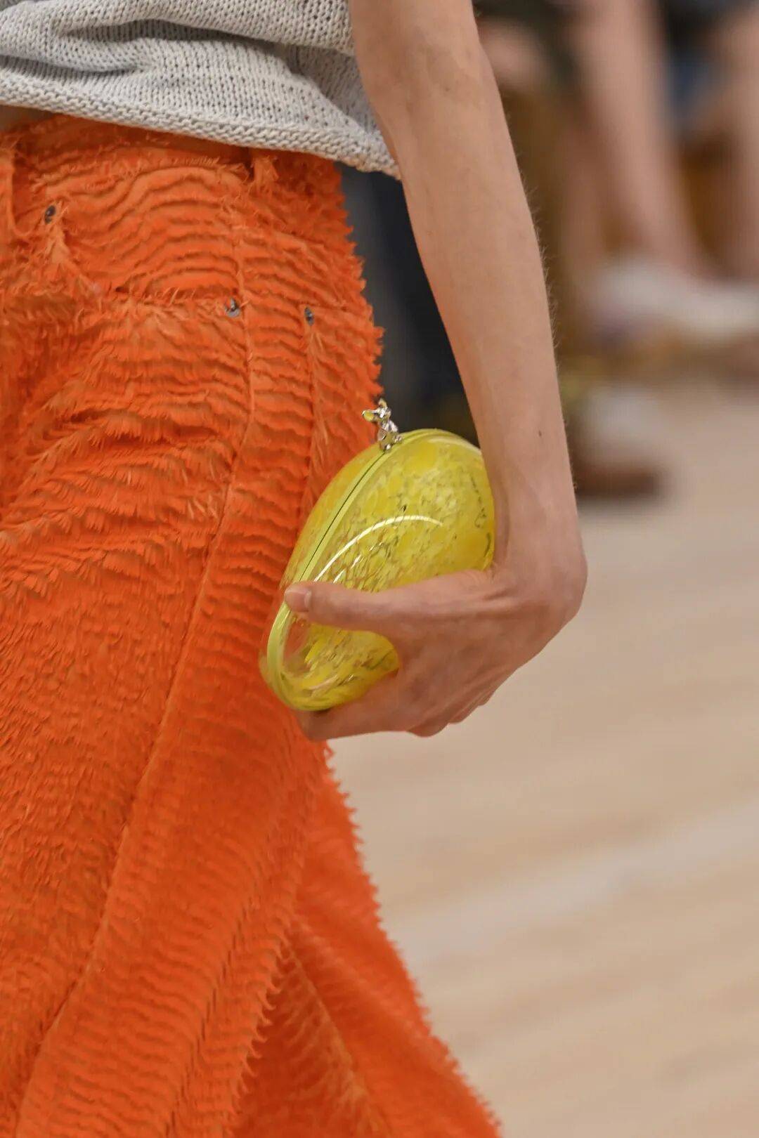 LOEWE新设计师首秀爆了<strong></p>
<p>美股期权价格</strong>，新配色太撩人！