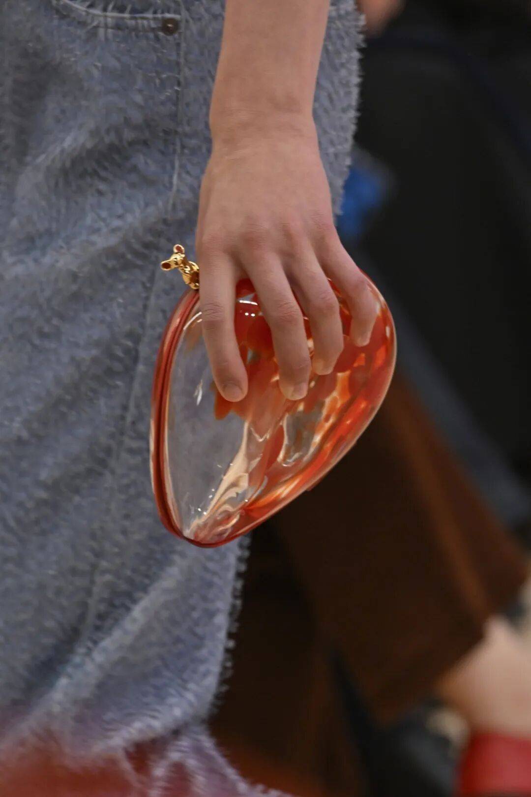 LOEWE新设计师首秀爆了<strong></p>
<p>美股期权价格</strong>，新配色太撩人！