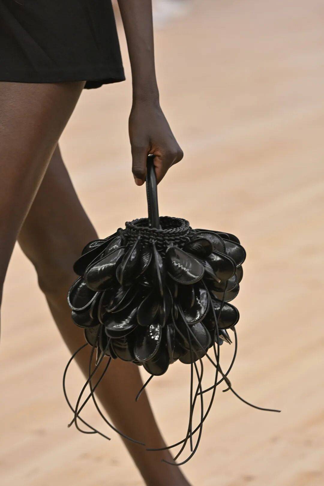 LOEWE新设计师首秀爆了<strong></p>
<p>美股期权价格</strong>，新配色太撩人！