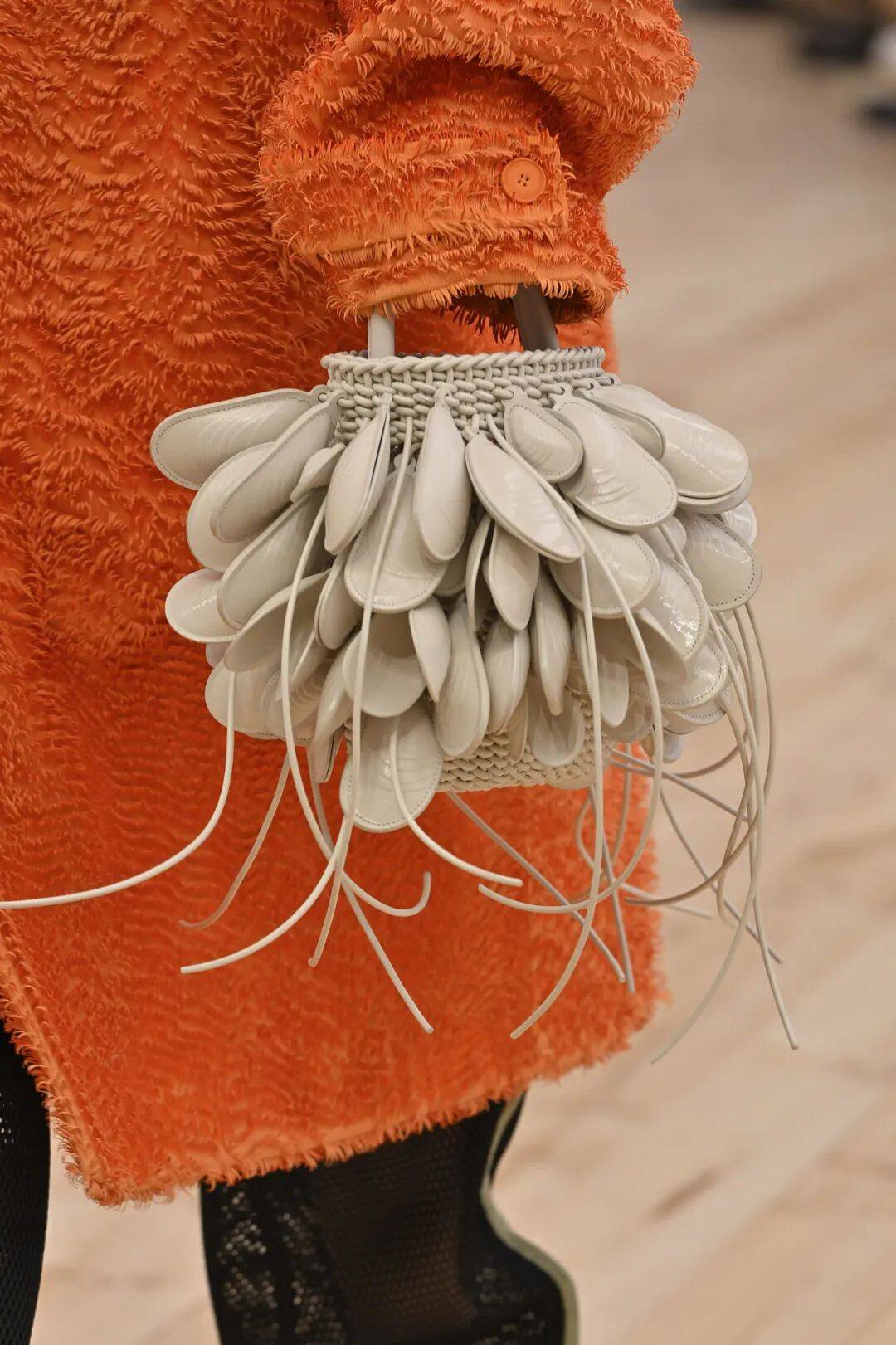 LOEWE新设计师首秀爆了<strong></p>
<p>美股期权价格</strong>，新配色太撩人！