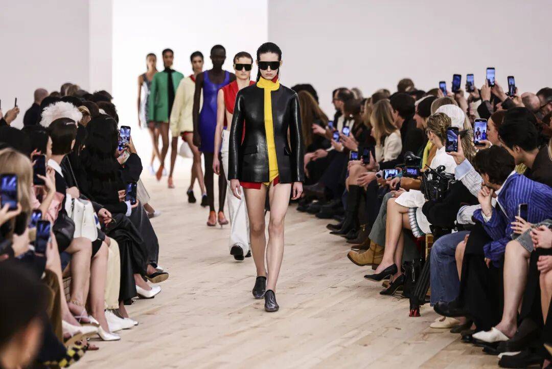 LOEWE新设计师首秀爆了<strong></p>
<p>美股期权价格</strong>，新配色太撩人！